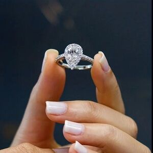 Gorgeous Avant-garde Teardrop Halo Ring